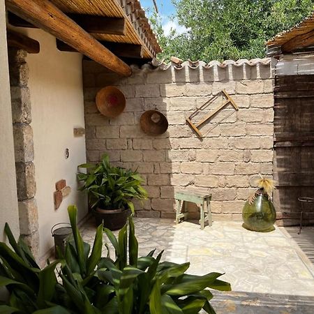 Affittacamere Graziosa Stanza Campidanese Su Terzu Oristano Esterno foto