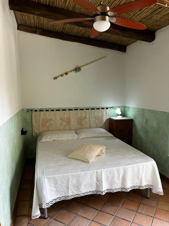 Affittacamere Graziosa Stanza Campidanese Su Terzu Oristano Esterno foto